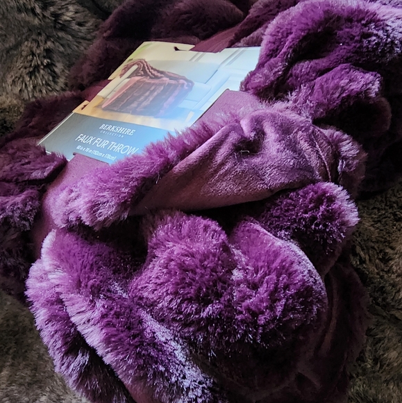 NEW! Berkshire Faux Fur Throw - 60in x 70in - Picture 6 of 7